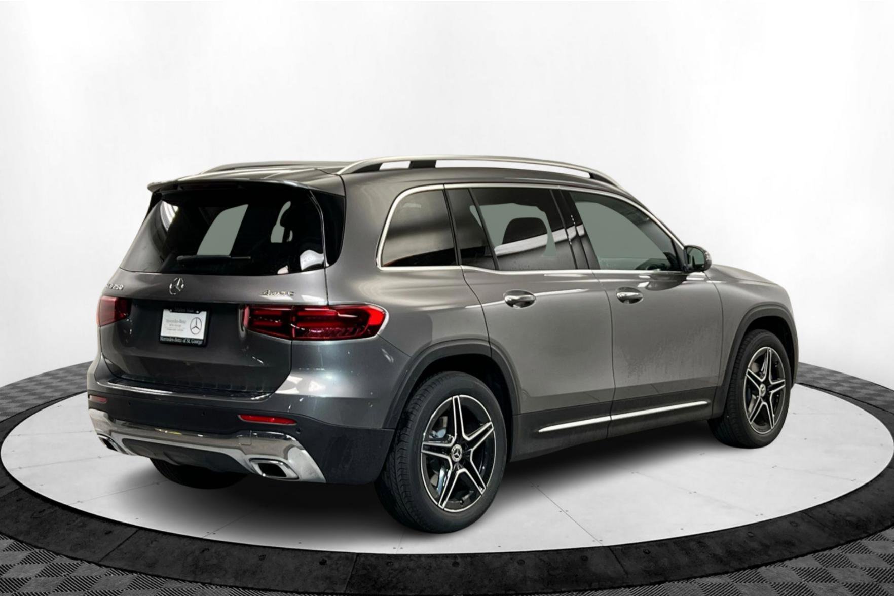 2026 Mercedes Benz GLB 250 4MATIC photo 4