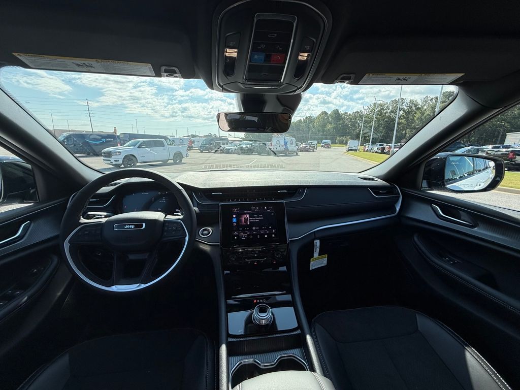 2025 Jeep Grand Cherokee Altitude photo 11