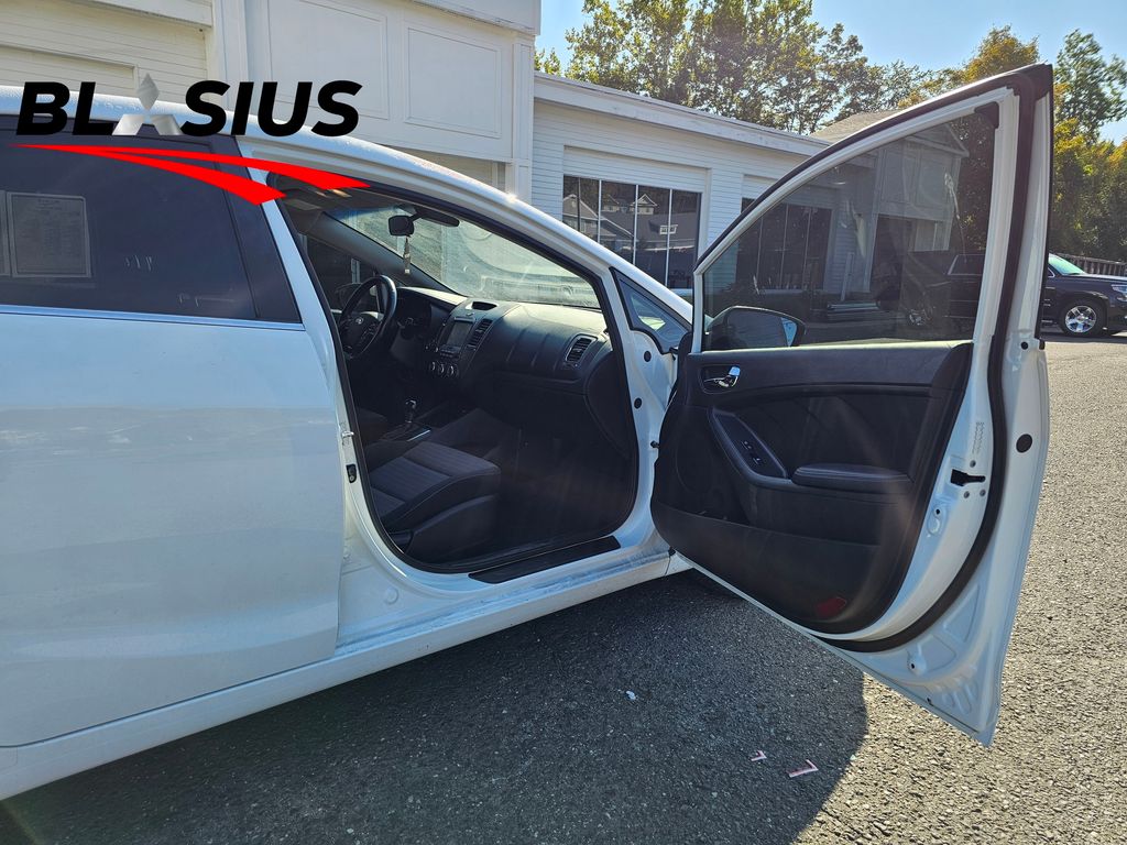 2017 Kia Forte S photo 10