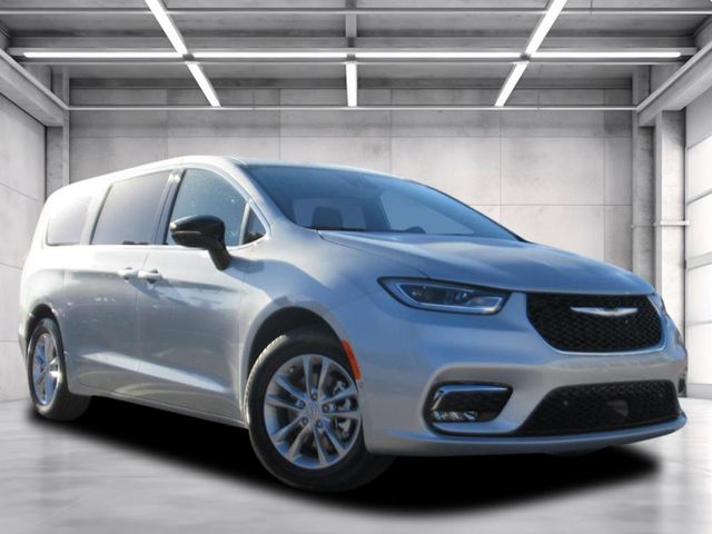2026 Chrysler Pacifica Select's photo