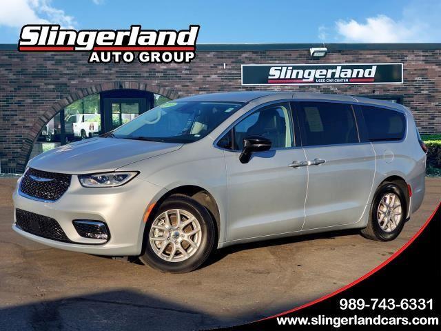 2024 Chrysler Pacifica Touring L's photo