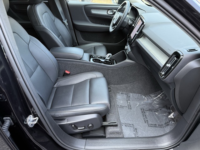 2025 Volvo XC40 Plus photo 22