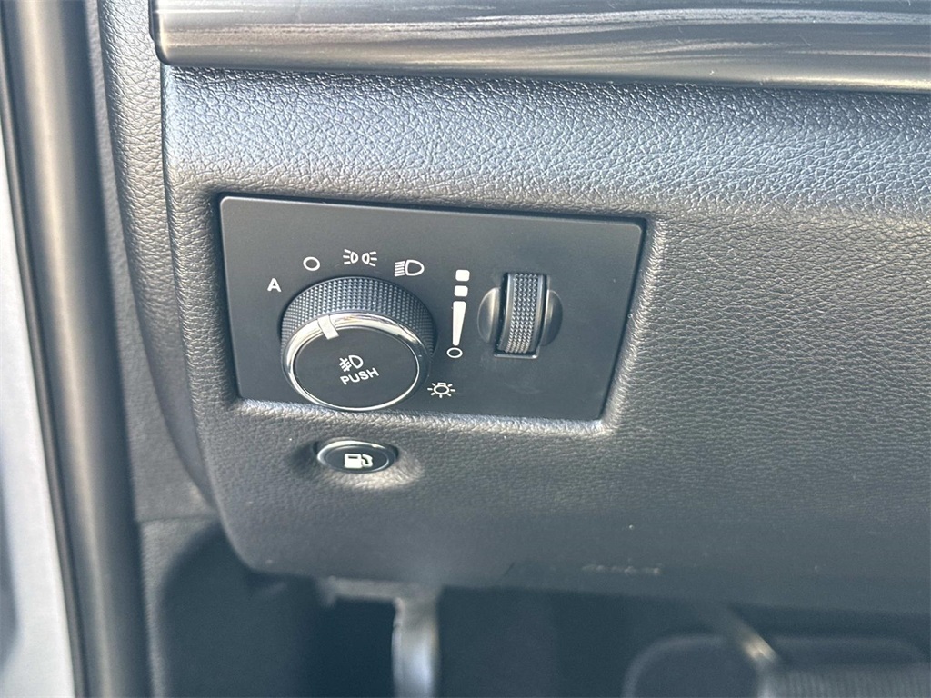 2019 Jeep Grand Cherokee Laredo E photo 24