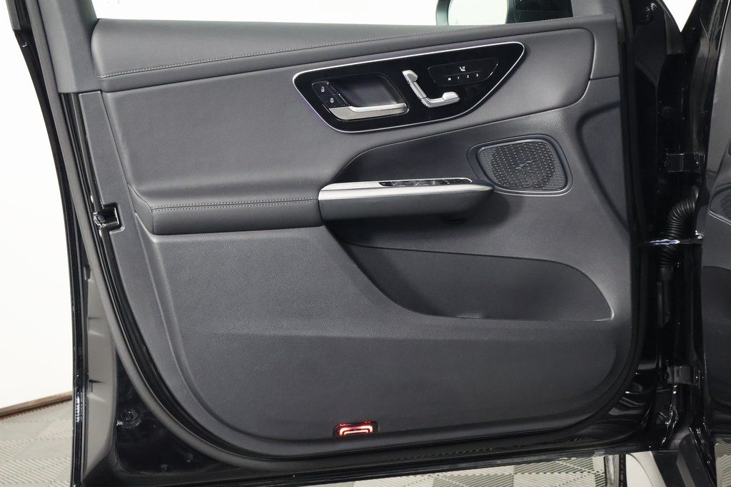 2026 Mercedes Benz GLC 300 photo 3