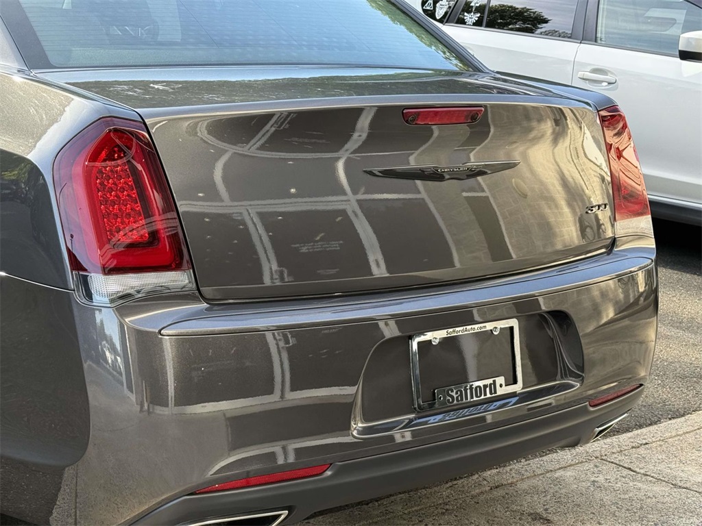 2023 Chrysler 300 Touring photo 10