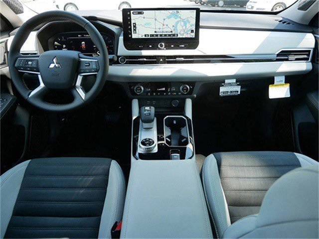 2025 Mitsubishi Outlander SE photo 7