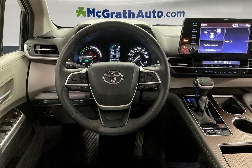 2022 Toyota Sienna XLE photo 5