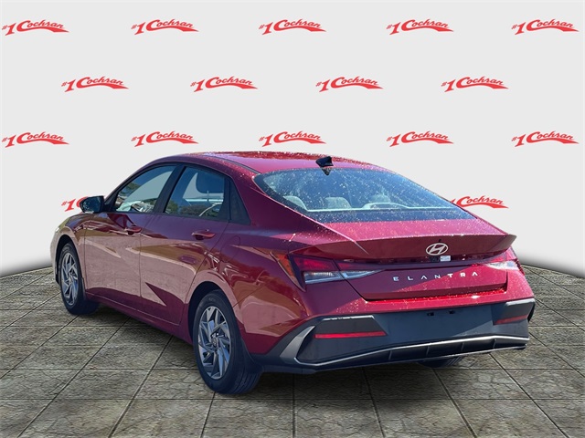 2024 Hyundai Elantra SEL photo 5