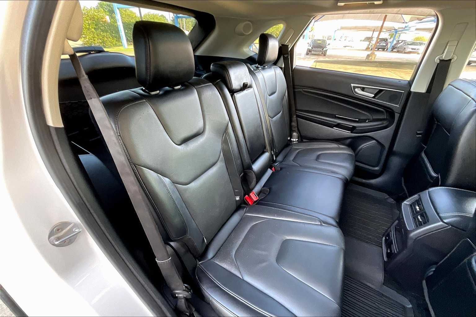 2017 Ford Edge Titanium photo 18