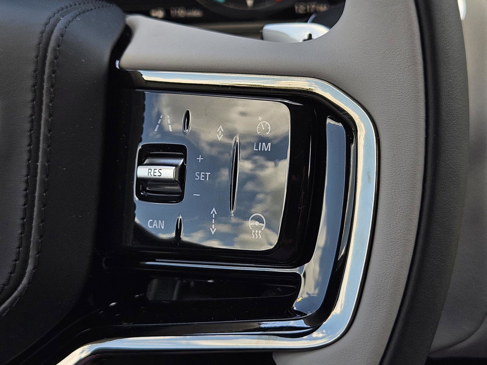 2026 Land Rover Range Rover Velar SE photo 15