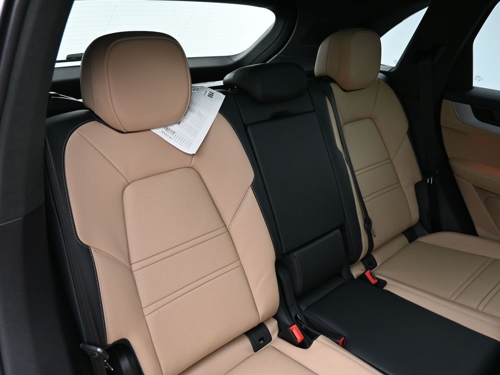 2026 Porsche Cayenne GTS photo 9