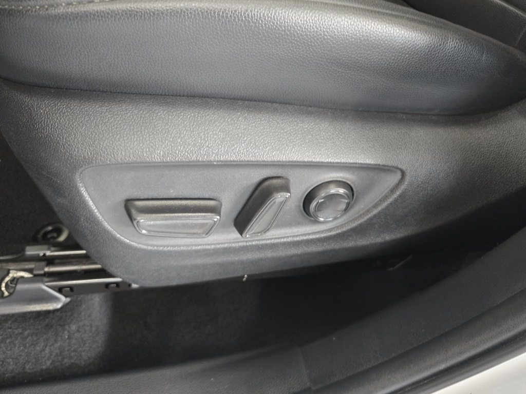 2021 Toyota Highlander XLE photo 18