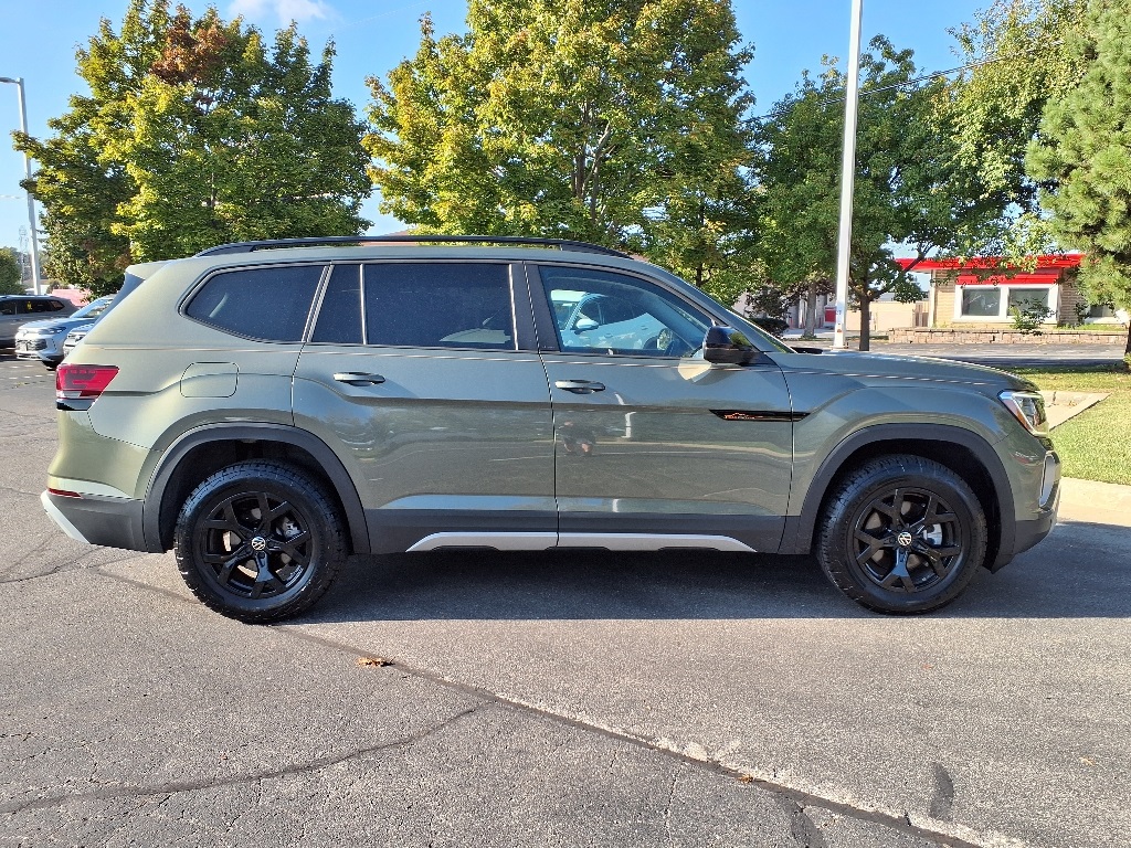 2025 Volkswagen Atlas Peak Edition SE photo 2
