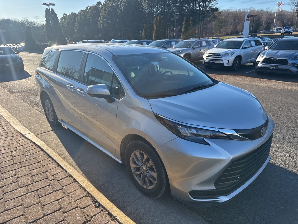 2024 Toyota Sienna LE's photo