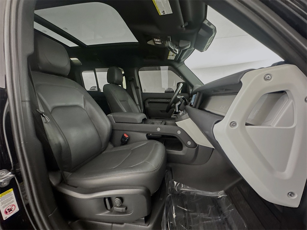 2023 Land Rover Defender 110 SE photo 25