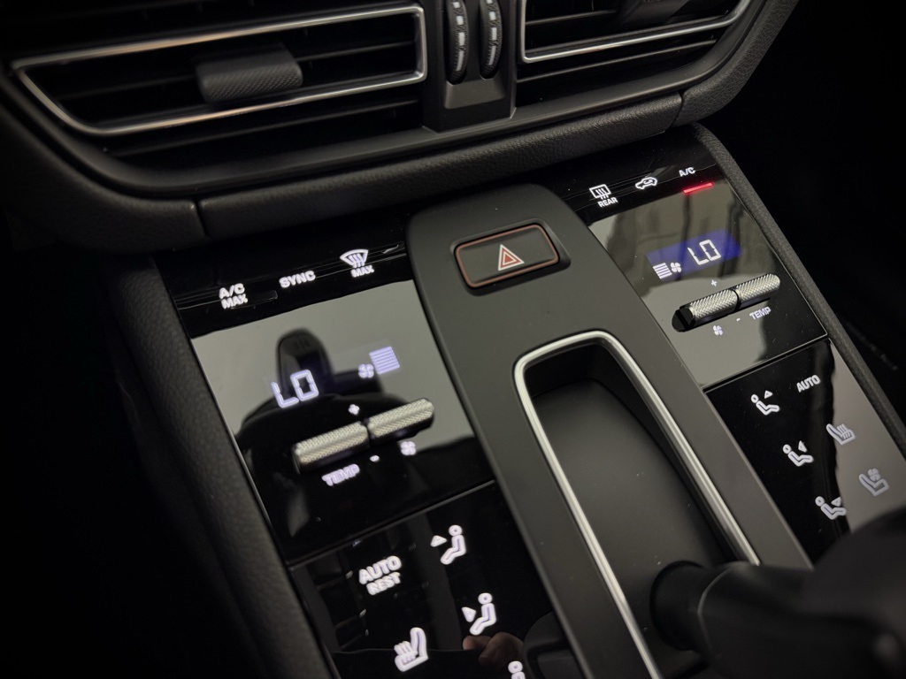 2025 Porsche Macan T photo 24