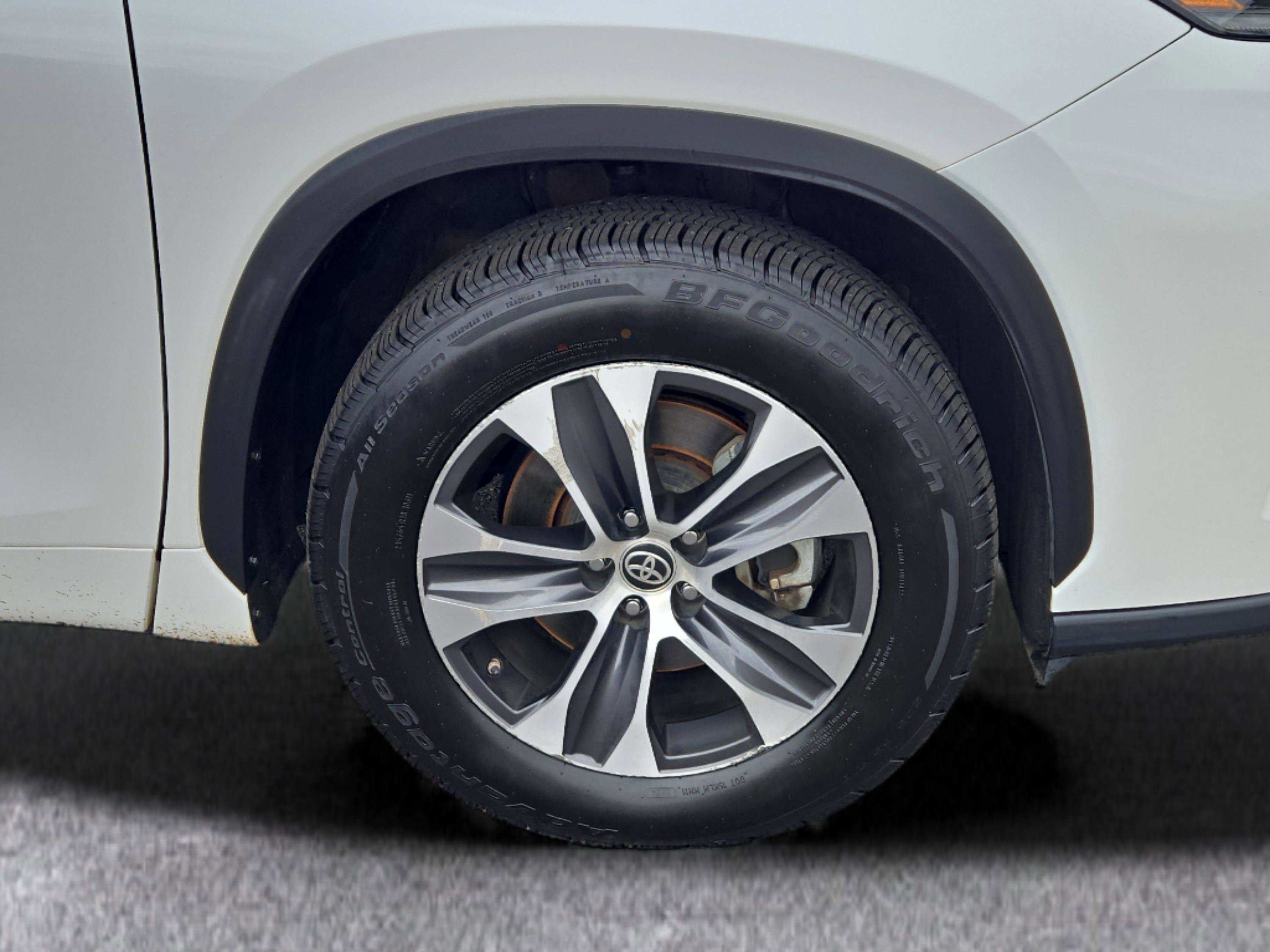 2021 Toyota Highlander XLE photo 4