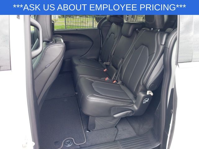 2025 Chrysler Pacifica photo 6