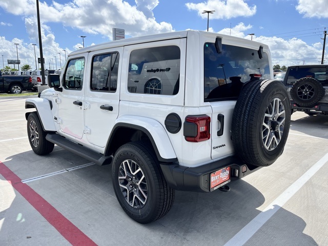 2025 Jeep Wrangler Sahara photo 4