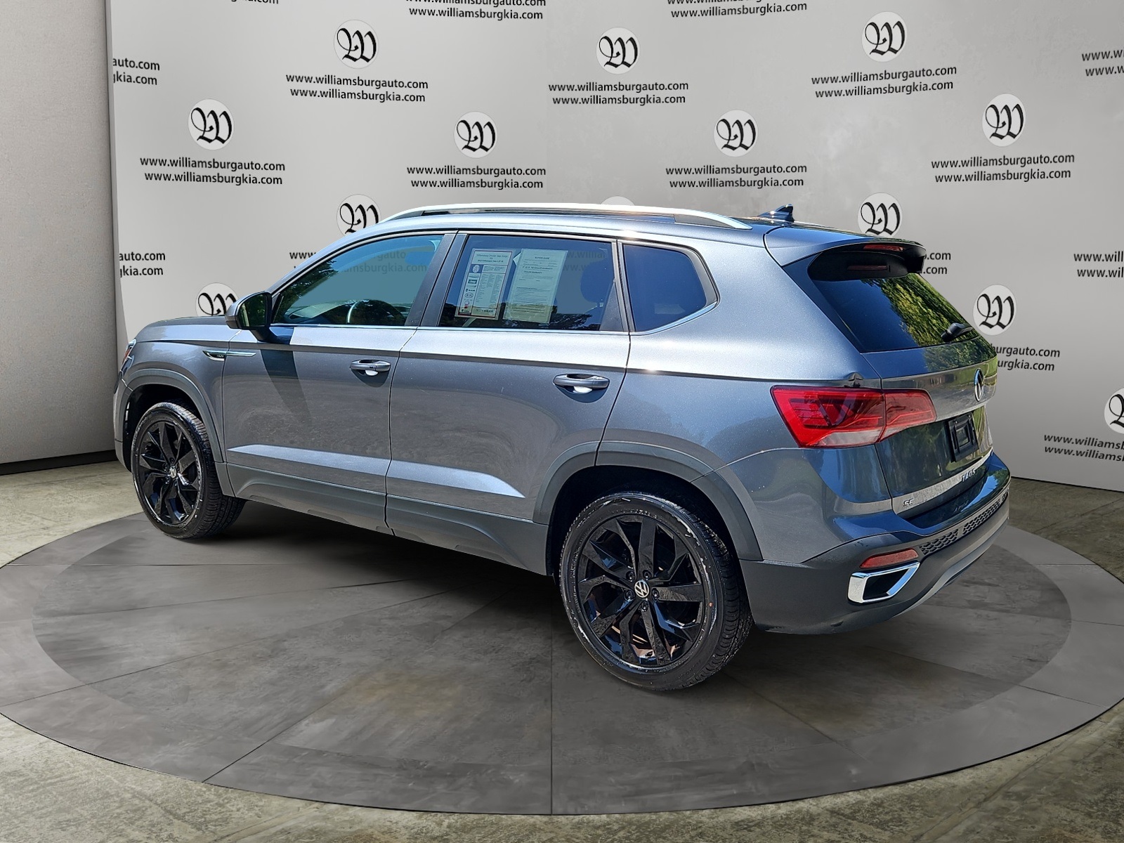 2022 Volkswagen Taos SE photo 2