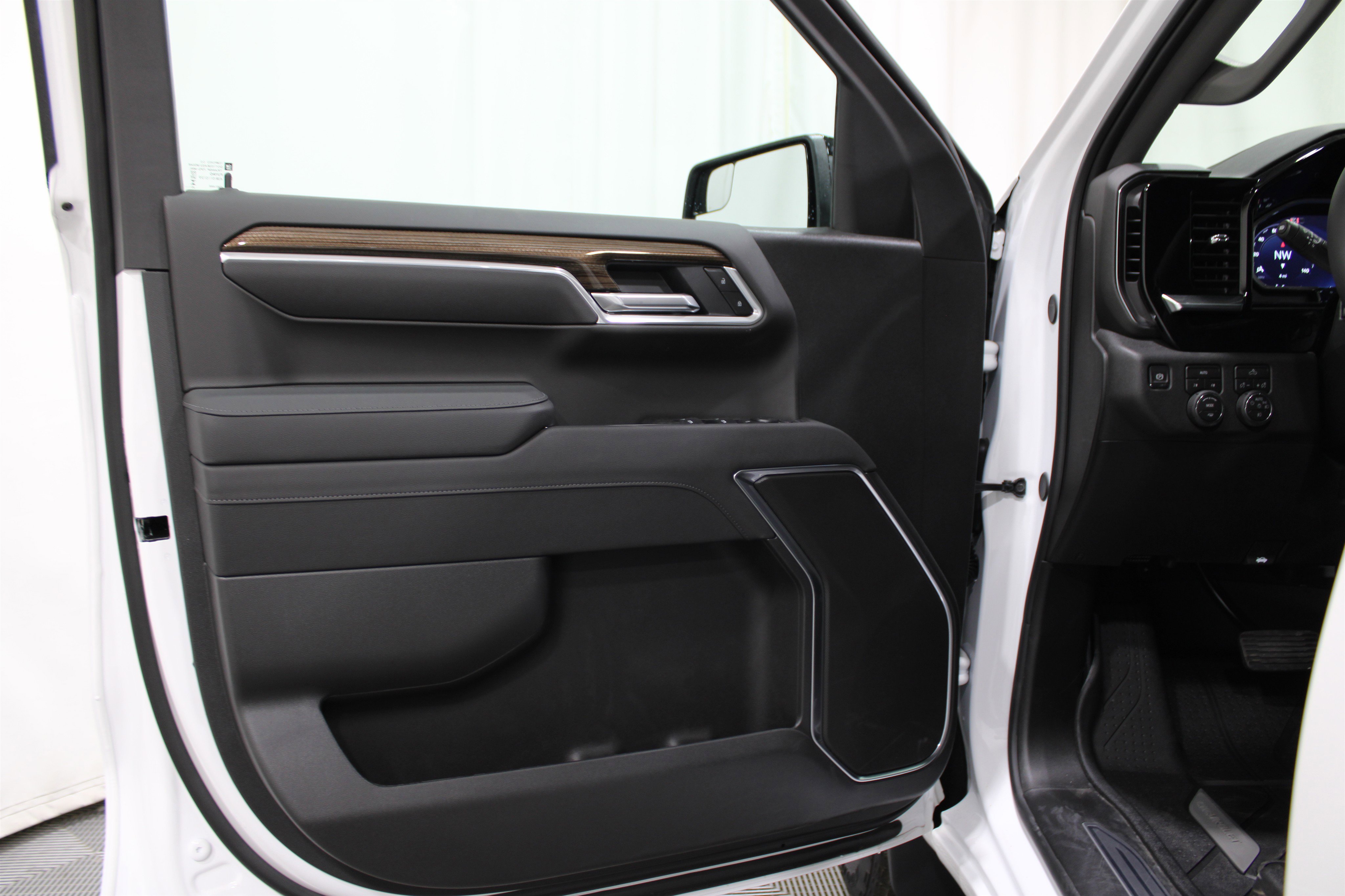 2026 Chevrolet Silverado 1500 RST photo 4
