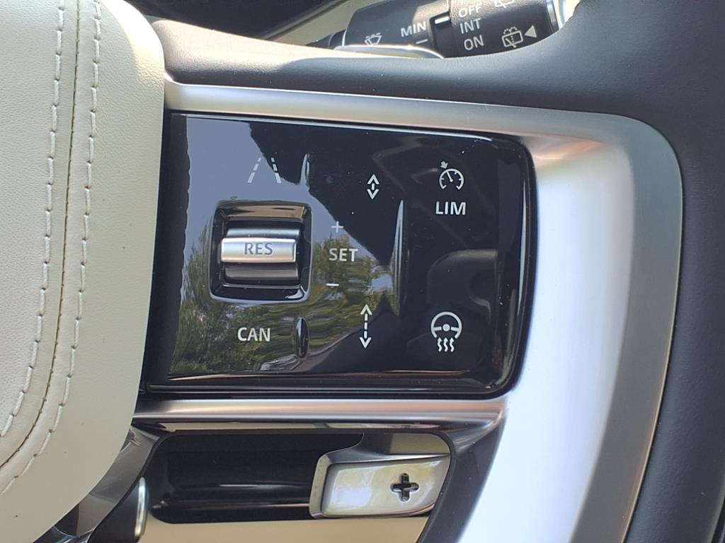 2025 Land Rover Range Rover SE photo 14