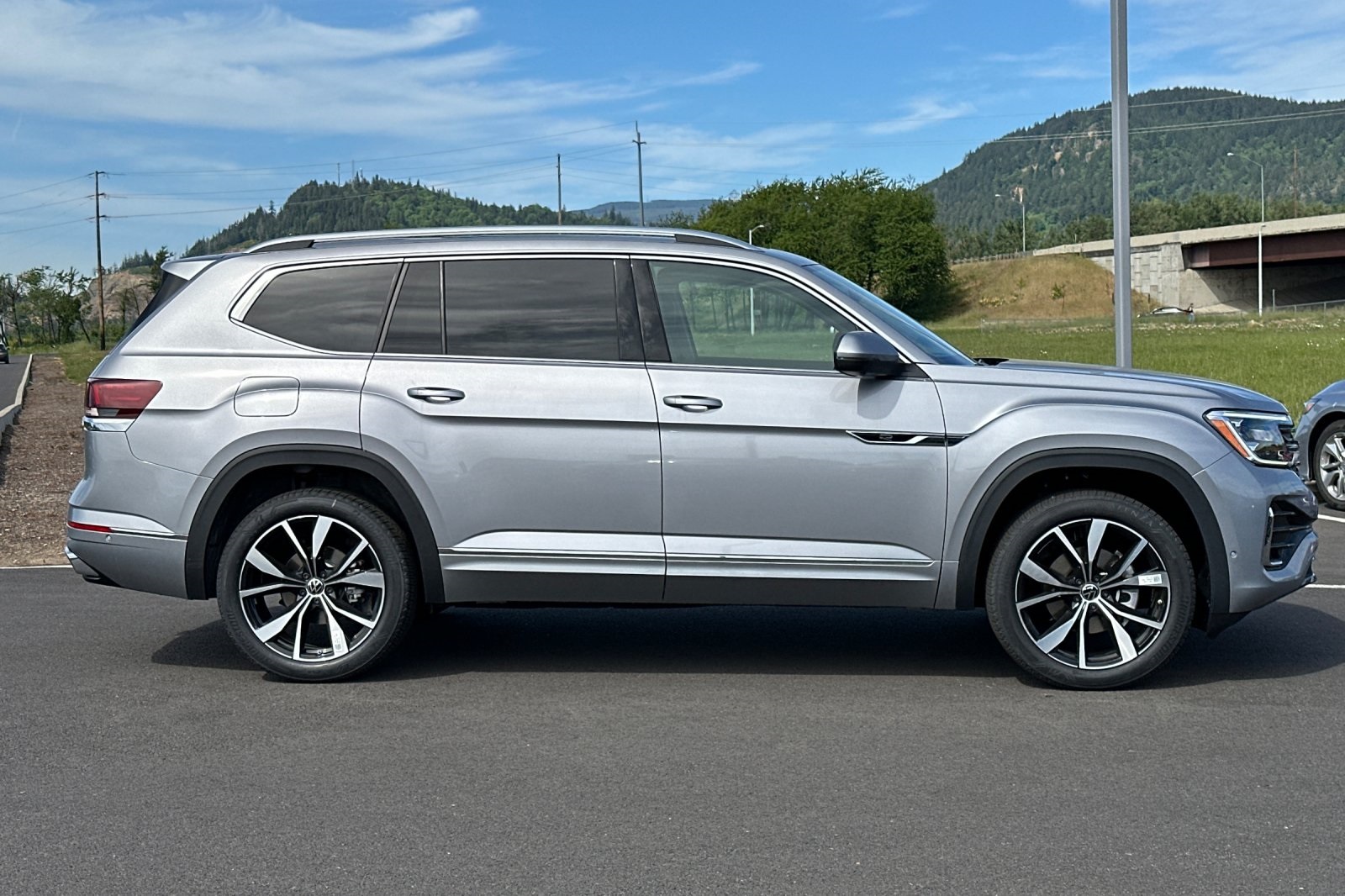 2025 Volkswagen Atlas SEL Premium R-Line photo 2