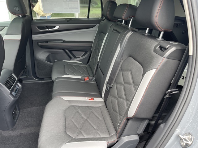 2025 Volkswagen Atlas SE Technology Peak Edition photo 10