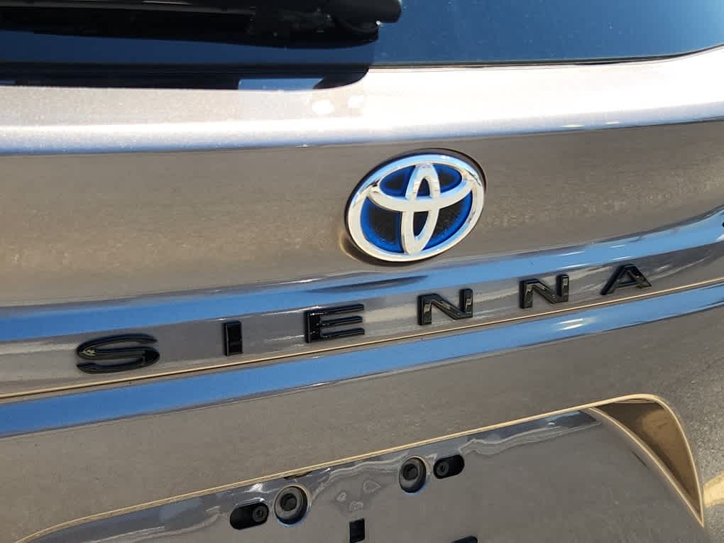 2022 Toyota Sienna XSE photo 23