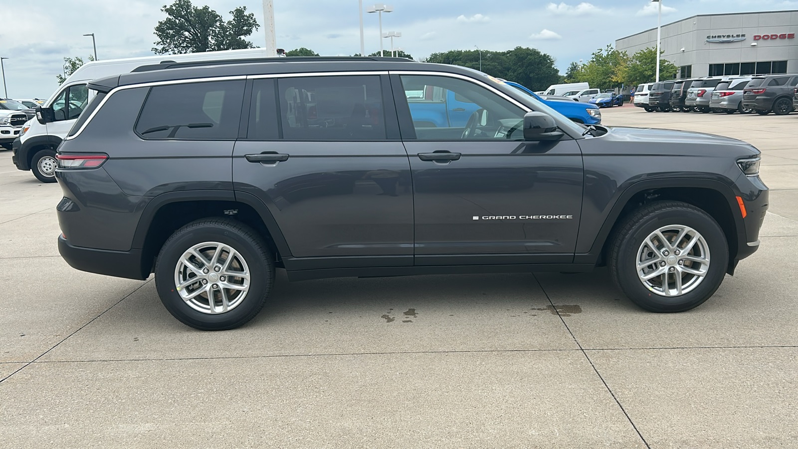 2025 Jeep Grand Cherokee Laredo photo 2