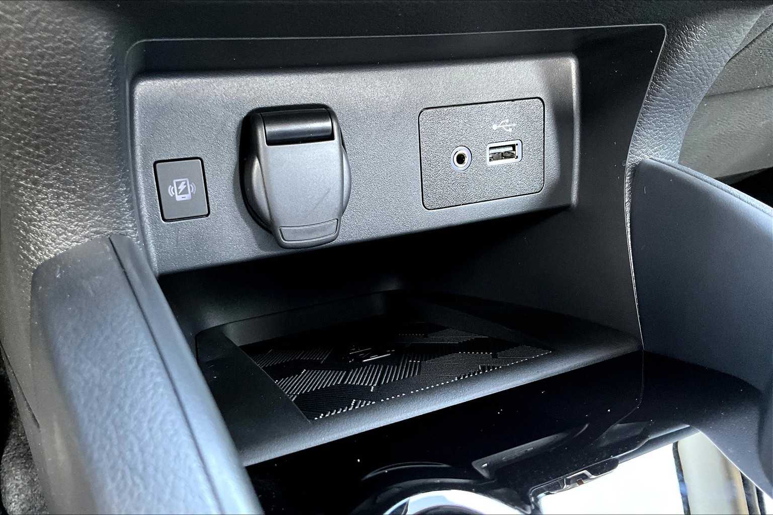 2025 Nissan Versa SV photo 16
