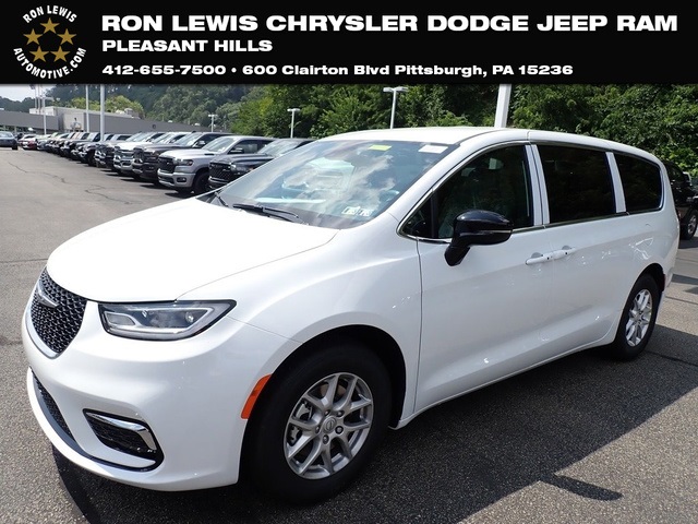 2025 Chrysler Pacifica Select's photo