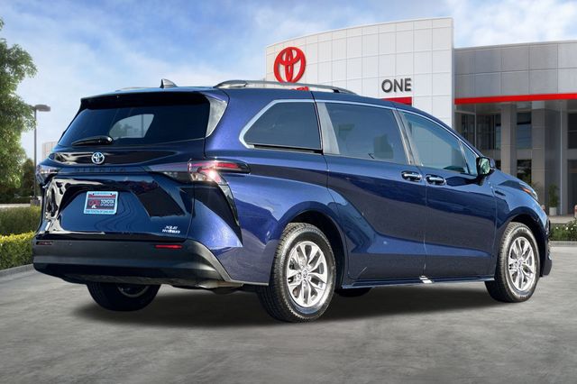 2023 Toyota Sienna XLE photo 2