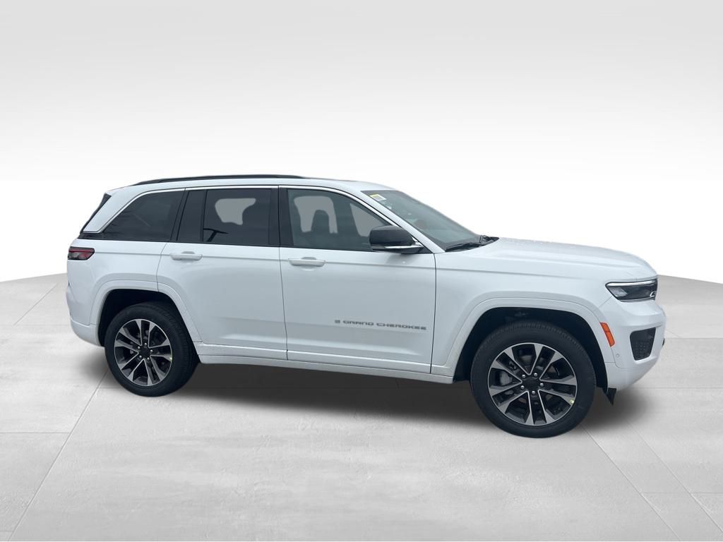 2025 Jeep Grand Cherokee Overland photo 2