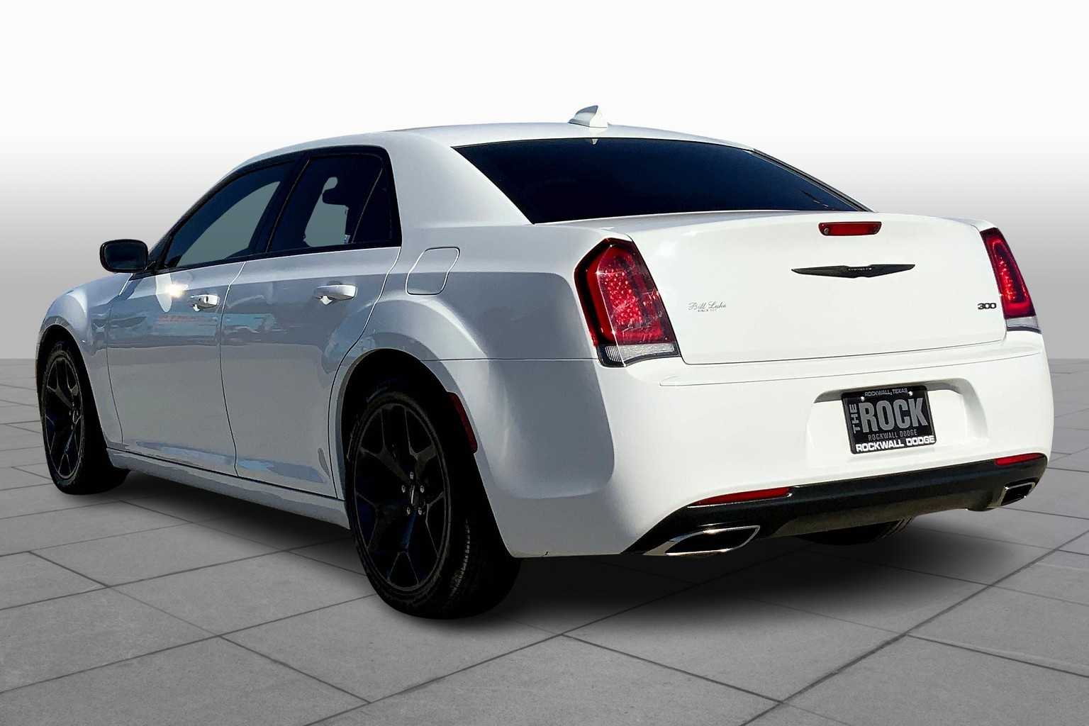 2021 Chrysler 300 Touring Limited photo 11