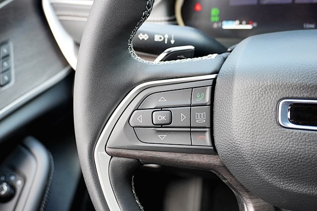 New 2025 Baltic Gray Metallic Clear-Coat Exterior Paint Jeep Limited image 39