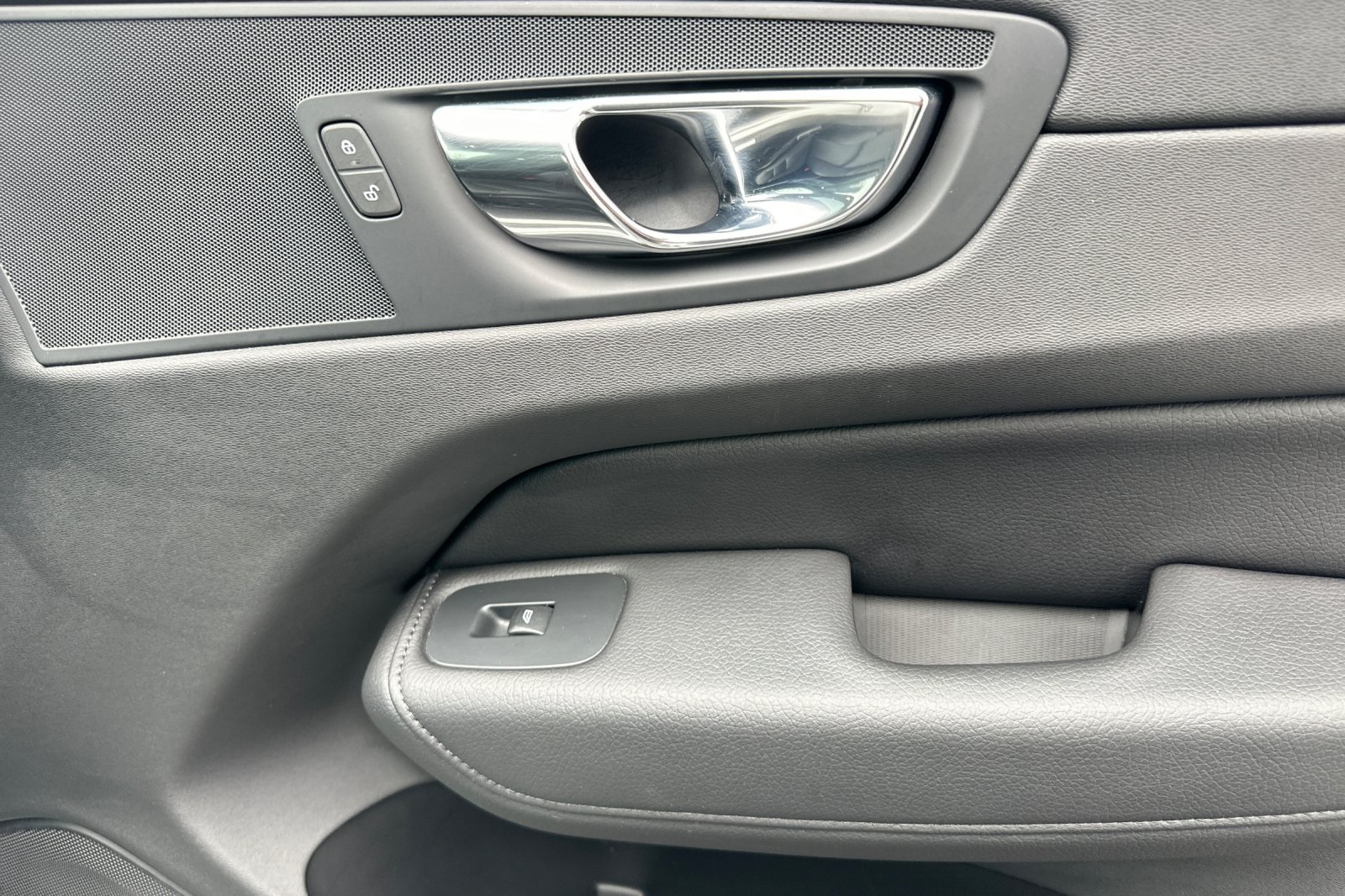 2021 Volvo XC60 T5 Momentum photo 18