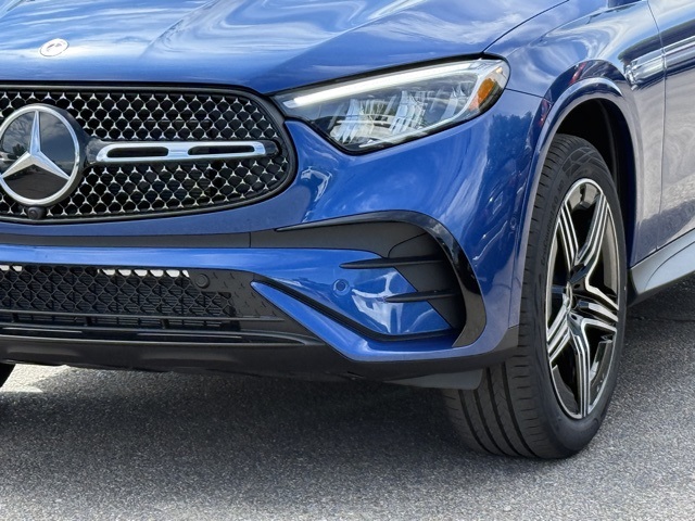 2025 Mercedes Benz GLC 300 photo 2