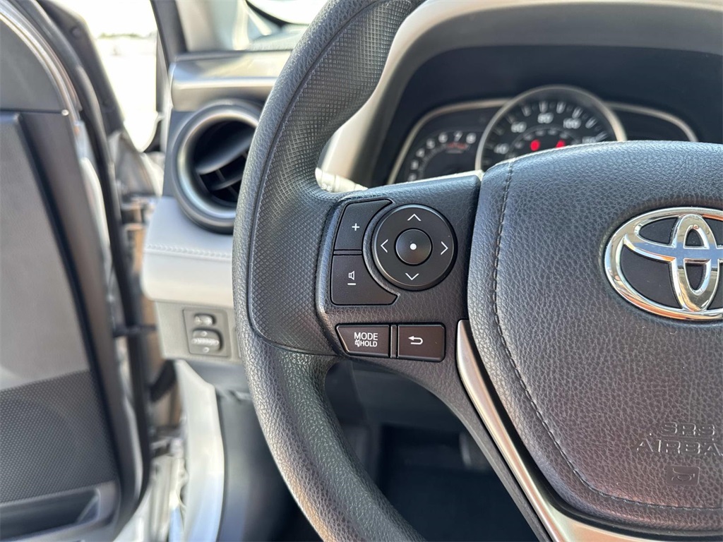 2015 Toyota RAV4 XLE photo 20
