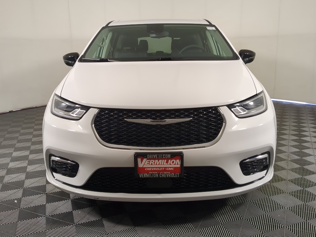 2024 Chrysler Pacifica Touring L photo 2
