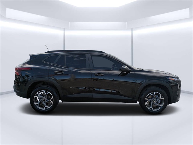 2025 Chevrolet Trax LT photo 2