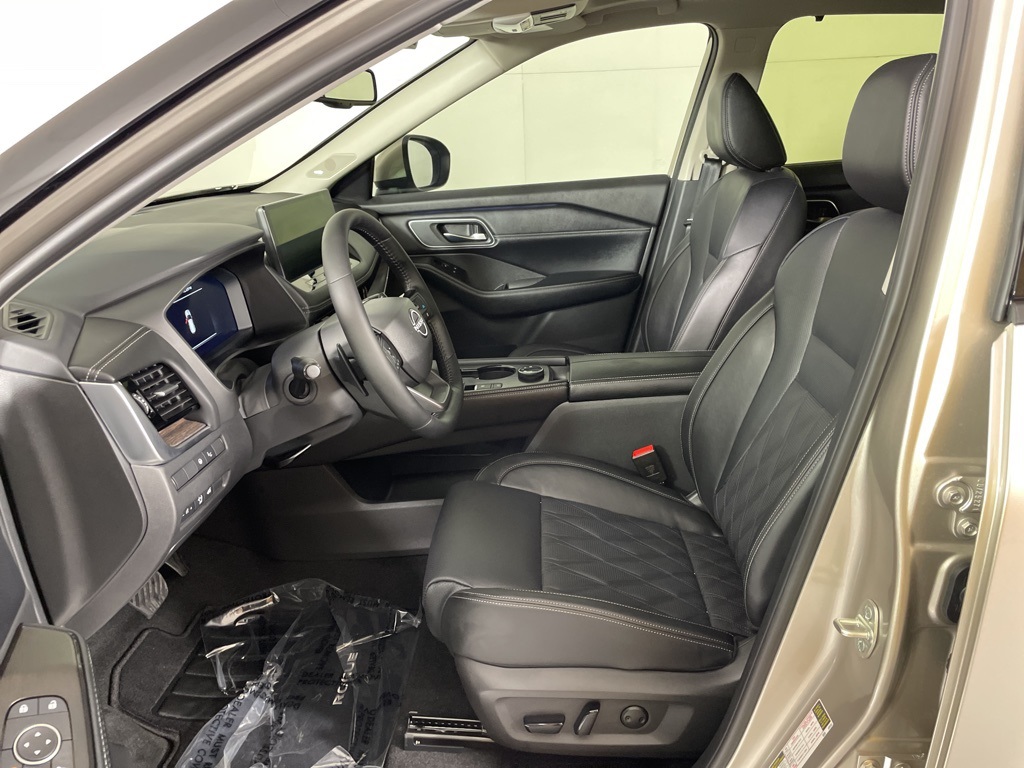 2026 Nissan Rogue Platinum photo 14