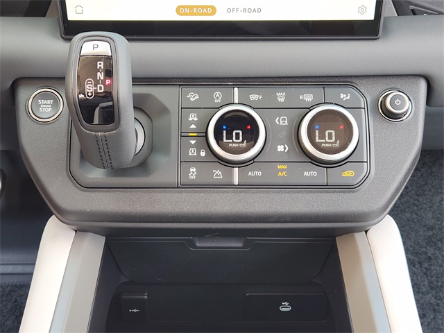 2025 Land Rover Defender 130 V8 photo 11