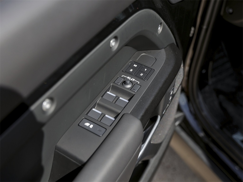 2026 Land Rover Defender 110 V8 photo 27