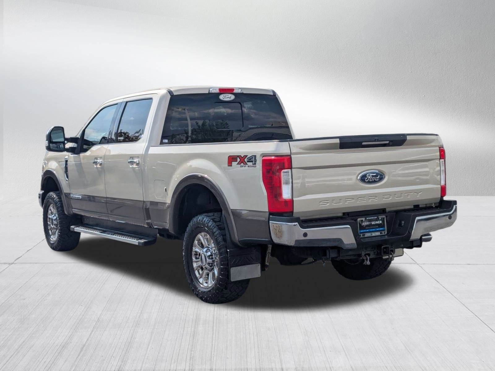 2017 Ford F-250 Lariat photo 2