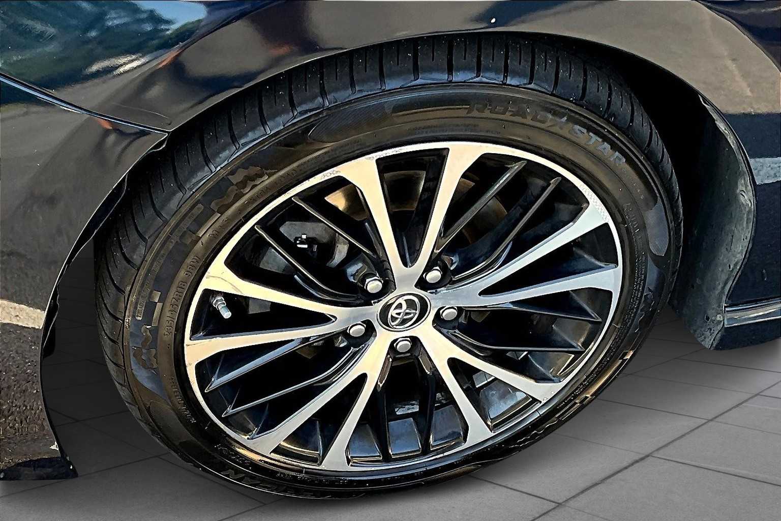 2019 Toyota Camry SE photo 9