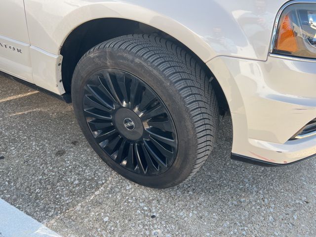 2015 Lincoln Navigator L Base photo 5