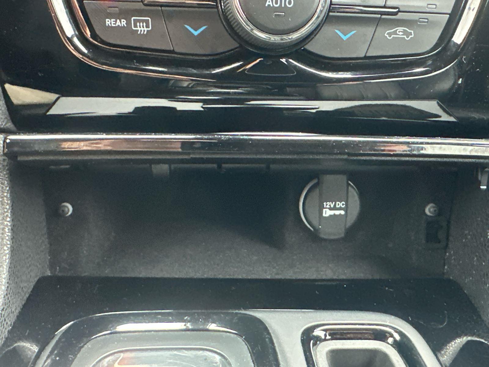 2020 Chrysler 300 photo 17