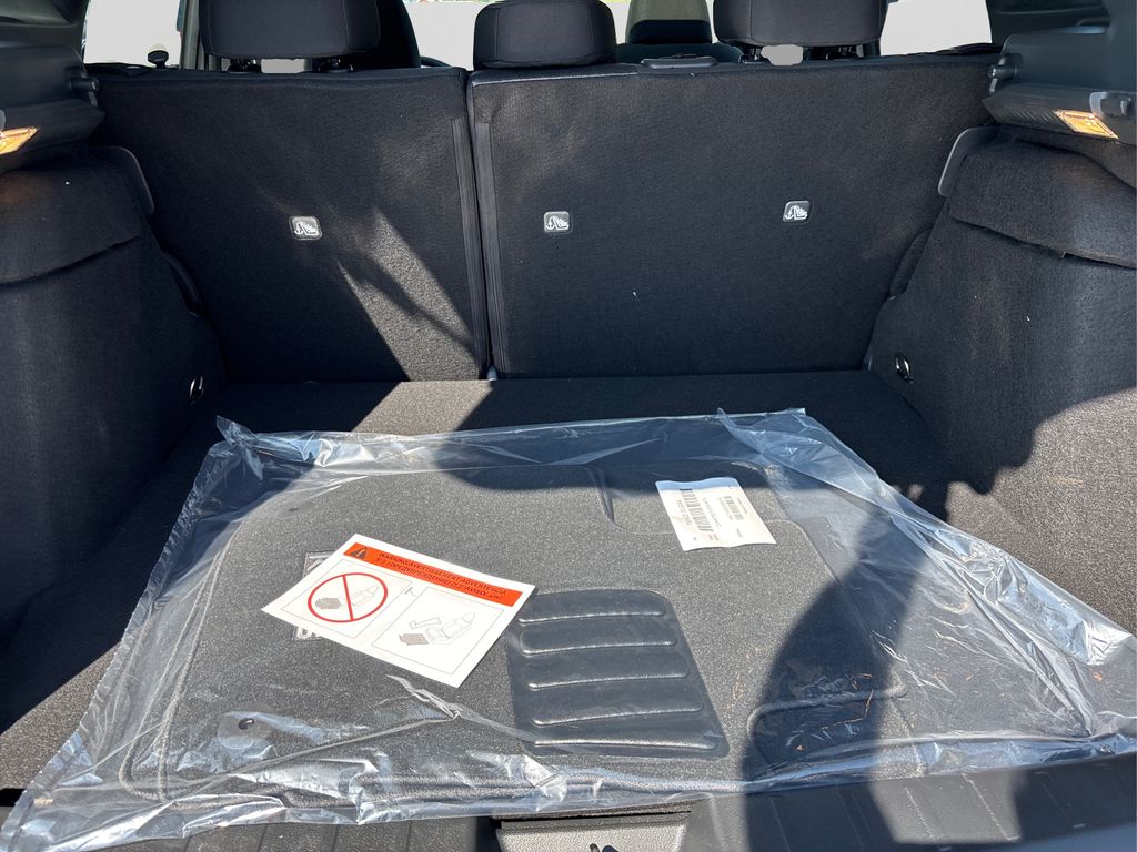 2025 Nissan Kicks SV photo 11