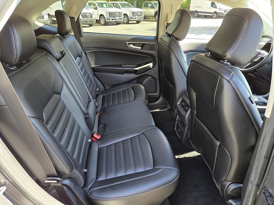 2021 Ford Edge SEL photo 16